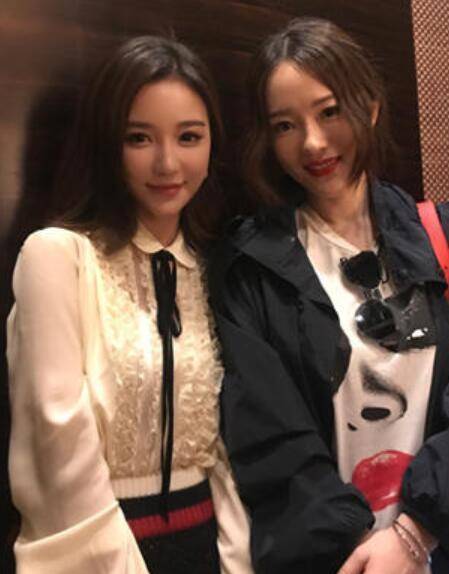 热依扎恢复机场照(热依扎晒全家福感谢粉丝)