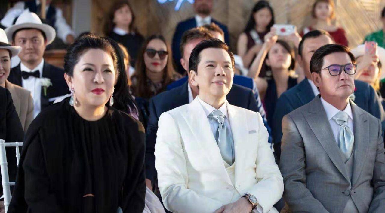 配上Bea  Hayden婚礼的唯美现场照，郭爸爸一脸严肃，双方公婆表情各异。