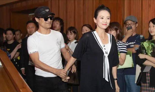 50岁的汪峰用全家福庆祝生日。大女儿苹果很少露面,颜值不输章子怡。