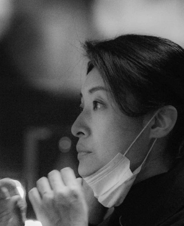 主持人周涛素颜曝光在电视上,细嫩的皮肤和疲惫的眼神,戴着口罩吃着薯片,超级可爱。