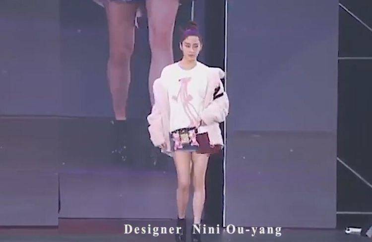 欧阳娜娜演出肩带脱(欧阳娜娜小时候走秀哭)