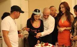 70岁的徐少强(70岁徐少强满头白发还要为十岁幼子打拼 坦言有人找就拍 永不言退)