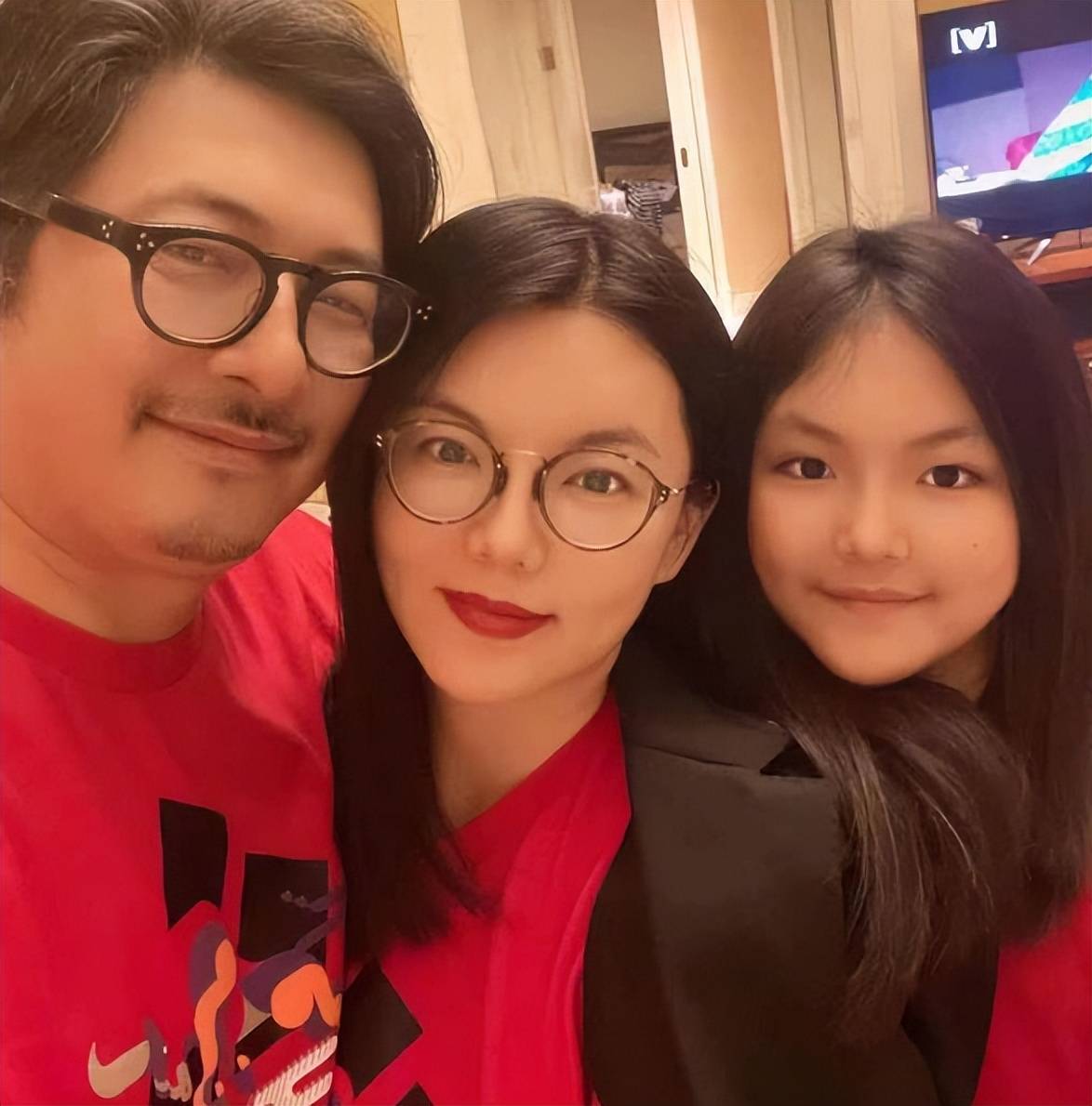 李想沉浸在女儿的新画中。王诗龄变瘦后,她妈妈叫她小美人。她因其才华和美貌而受到称赞。