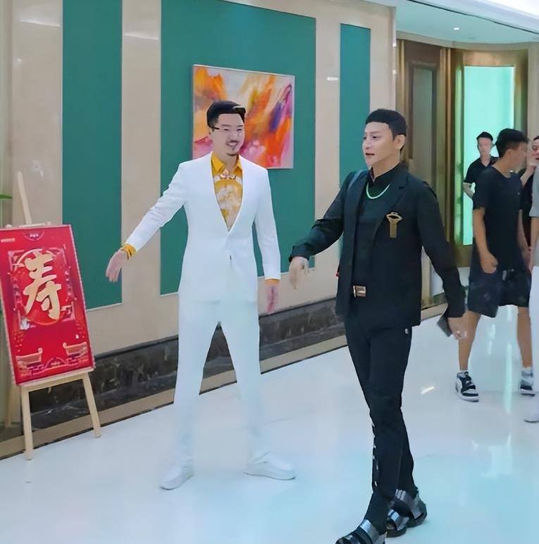 陈志朋晒蛋糕庆生(陈志朋出席网红生日宴，负责推蛋糕被群嘲，一次30万你推不推？)