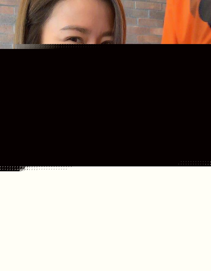 佘诗曼沐浴在阳光中庆祝女儿的生日。她的母爱溢于言表,她灿烂的笑容很美。