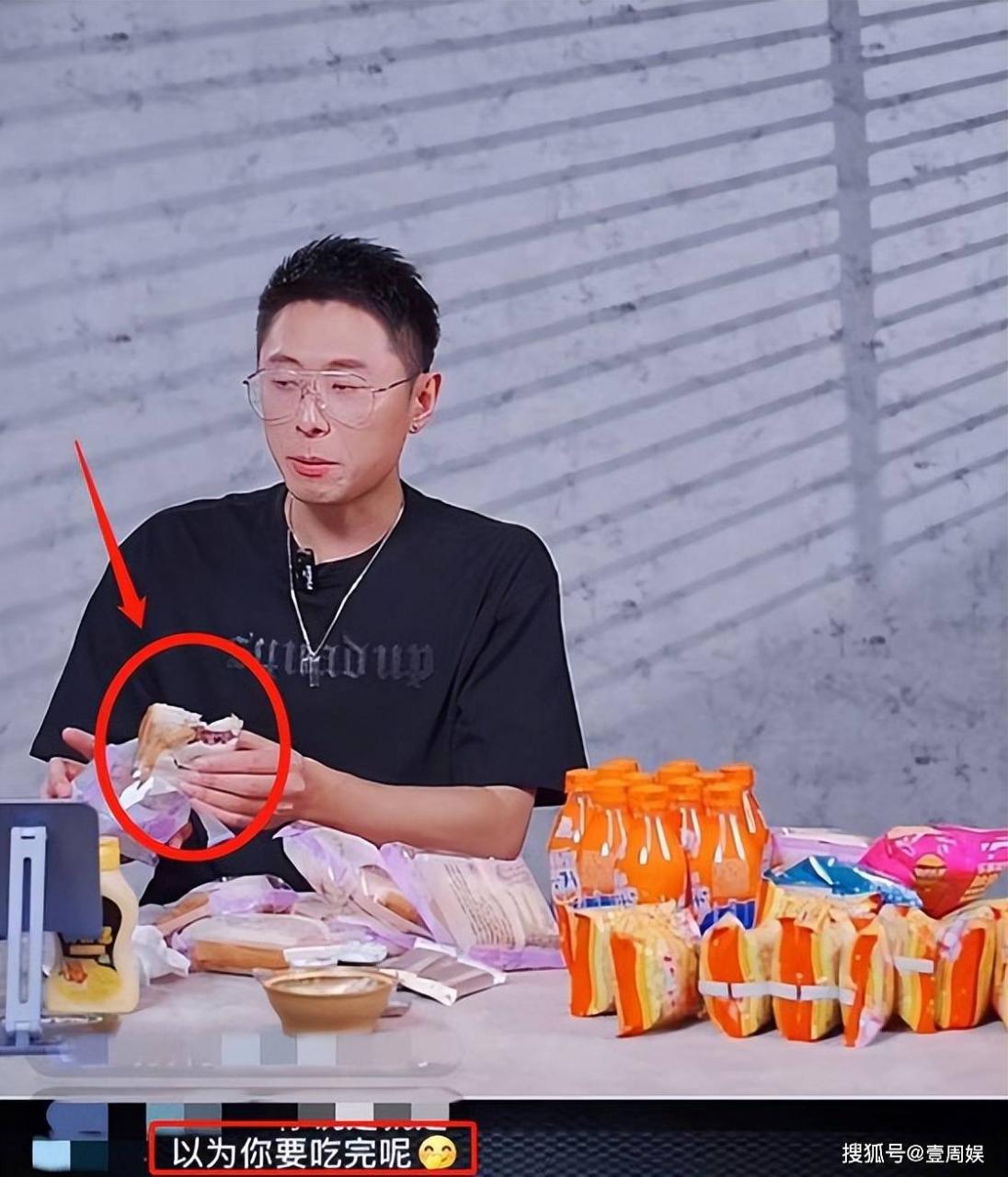 珍妮的老公在现场卖货,被面包噎着,皱着眉头,工作人员无动于衷。