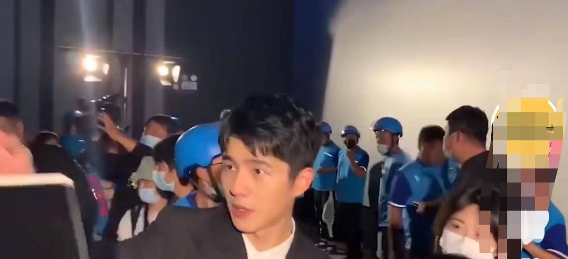 太热了!王排队出现在机场。为了防止老人被推倒,她主动拦住了保镖。