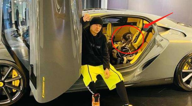 周:六年后,他回来了,又创造了一个奇迹。他娶了一个年轻的模特昆凌,她在四年内失去了生命。