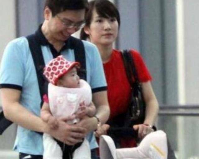 李连出席港台派对!腰挎万元包太时尚,吕良伟老婆秀身材。