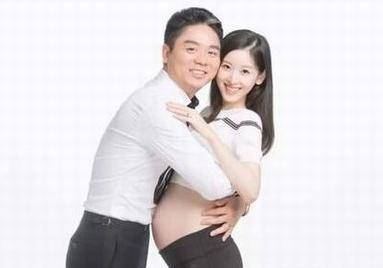 张艺谋娶19岁(71岁张艺谋携娇妻买豪车)