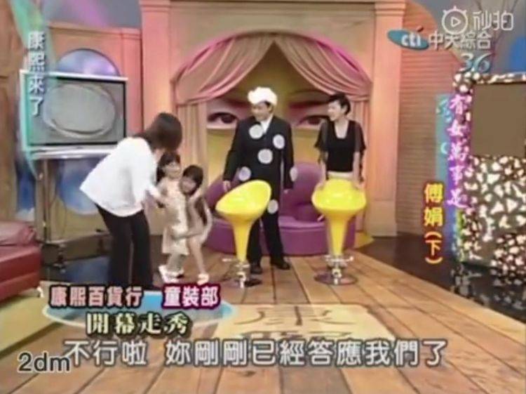 欧阳娜娜演出肩带脱(欧阳娜娜小时候走秀哭)