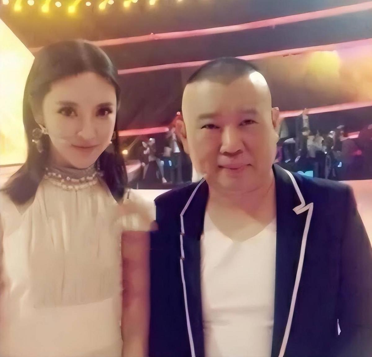 知名相声女演员半夜被“袭击”,卧室门被射成碎片,有明显弹孔。