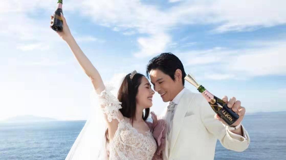 配上Bea Hayden婚礼的唯美现场照,郭爸爸一脸严肃,双方公婆表情各异。