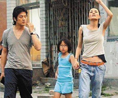 李想和15岁左右的李燕一起吃晚饭。突然,她看到女儿发帖说:把那个男的藏起来。