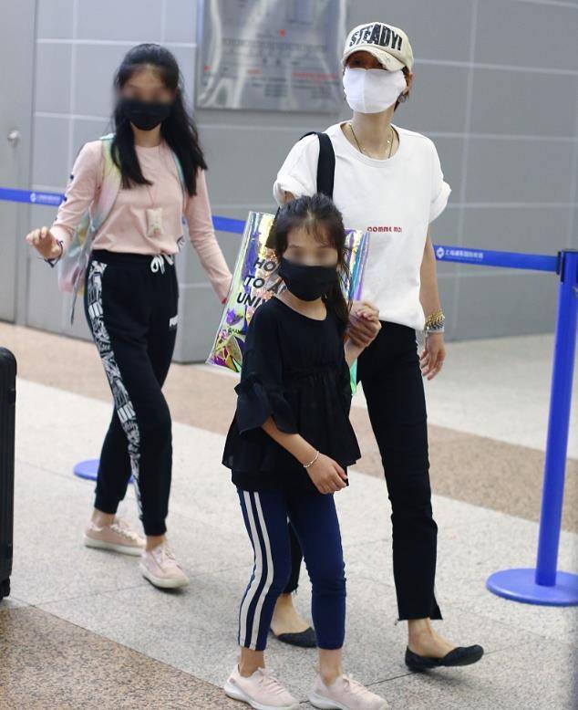 有一种“太凶”的女明星女儿。11岁穿西裤卡通腿抢镜,身材不输妈妈。