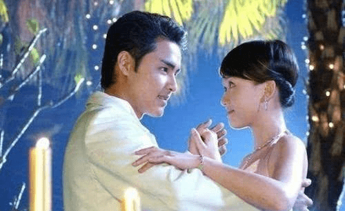 一出道就成了男主角,所有演员都成了一线明星。现在他的风采不减当年。