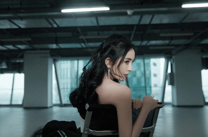 八年后，我撞见了他们过期的糖果。杨幂：满眼都是你为什么不珍惜？