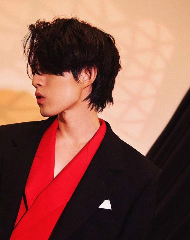 35岁的林宥嘉拍照帅气，下巴尖得像锋利的匕首。粉丝担心她太瘦不健康。