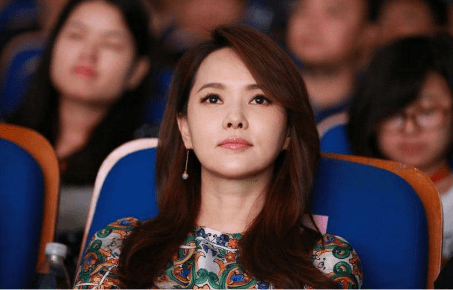 秦昊的女儿“反向”成长,五官越来越精致,颜值也逐渐向伊能静靠拢。