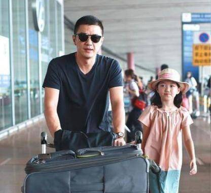 李想和15岁左右的李燕一起吃晚饭。突然,她看到女儿发帖说:把那个男的藏起来。