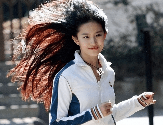 刘亦菲是绝色美女吗?粉丝:颜出道就是巅峰,眼神清纯十年。