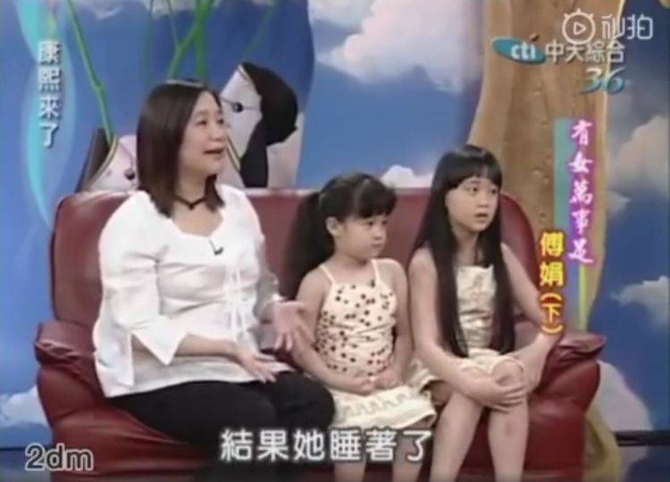 欧阳娜娜演出肩带脱(欧阳娜娜小时候走秀哭)