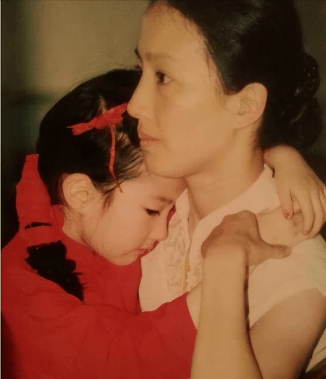 刘亦菲是绝色美女吗?粉丝:颜出道就是巅峰,眼神清纯十年。