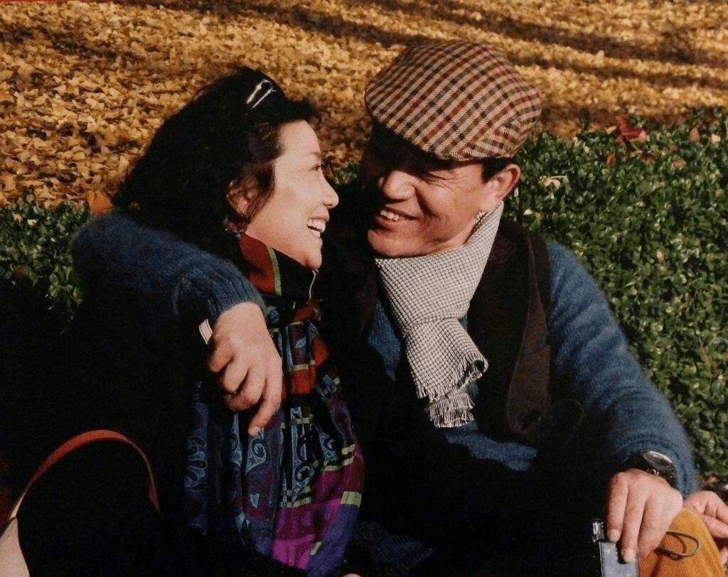 和陈的妻子,他们用一生的时间演绎了一部感人至深的校园爱情续集。