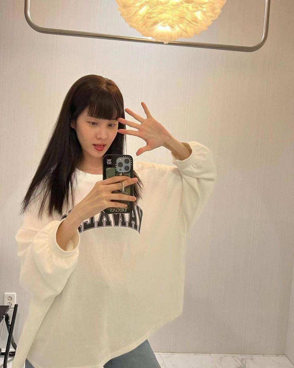 徐贤，一个十几岁的女孩，穿着“啦啦队长制服”，展示了她的芭比娃娃身材。回到15年前？