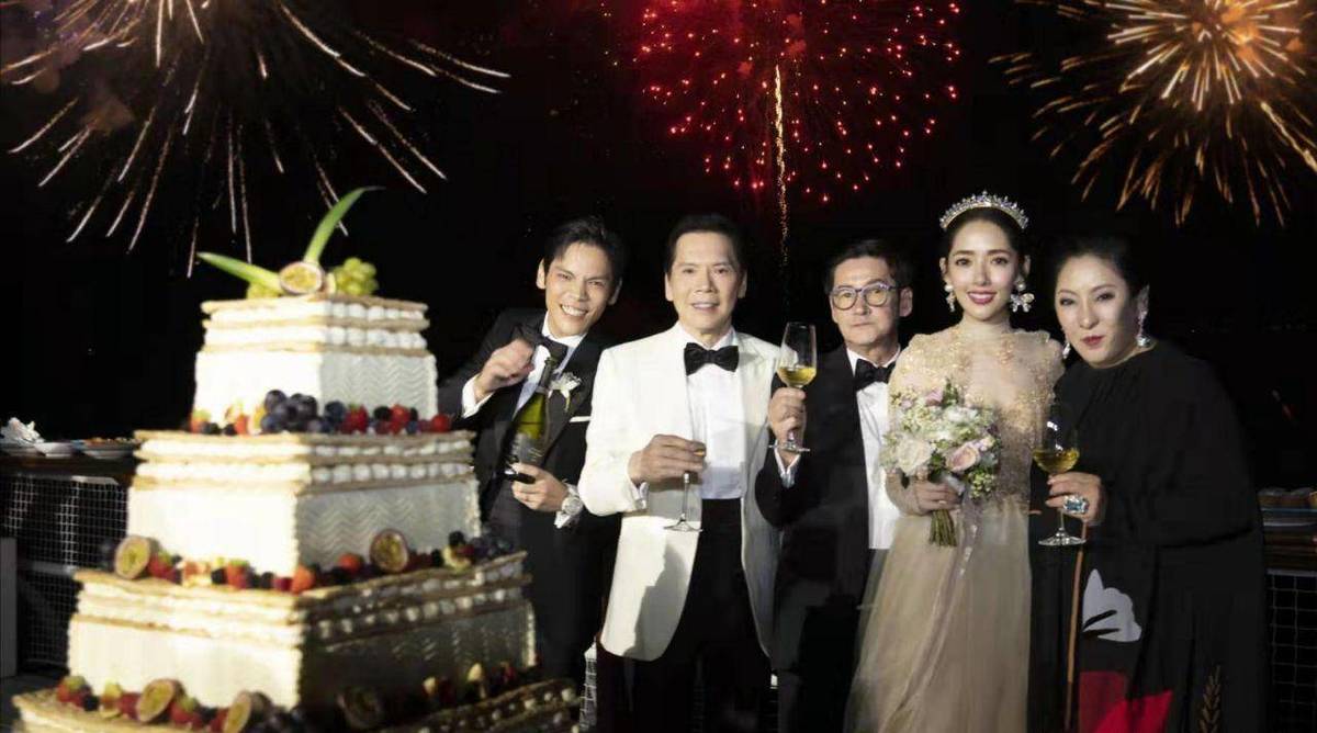 配上Bea Hayden婚礼的唯美现场照,郭爸爸一脸严肃,双方公婆表情各异。