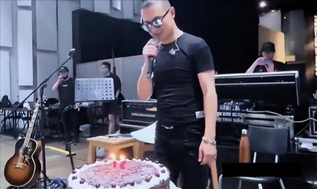 50岁的汪峰用全家福庆祝生日。大女儿苹果很少露面,颜值不输章子怡。