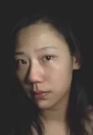 男明星被曝与同剧组女演员时尚,妻子生气“回娘家”,秀出眼泪。