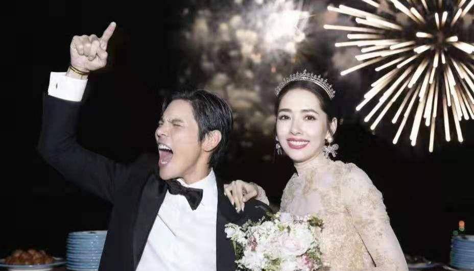 配上Bea  Hayden婚礼的唯美现场照,郭爸爸一脸严肃,双方公婆表情各异。