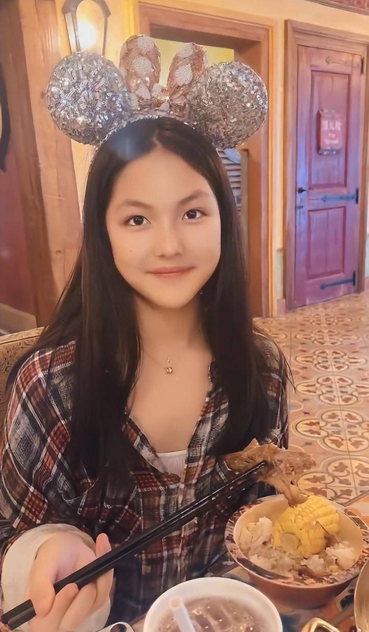王在迪斯尼的新照片引起了人们的注意。李佩服女儿的毅力,项链价格不菲。