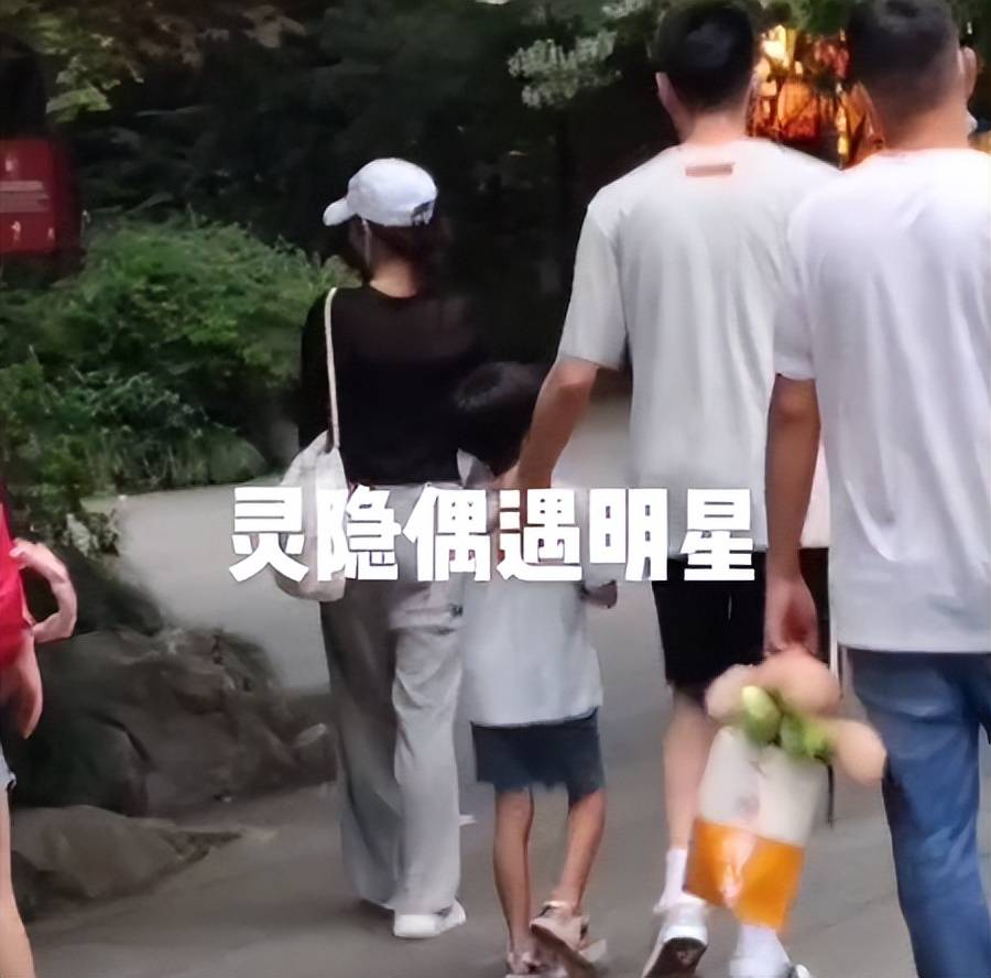 珍妮一家四口同框,布瑶带着两个儿子开心旅行,打破分居传闻。