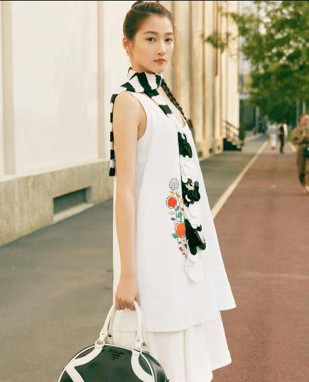 关晓彤鹿晗情侣照片(关晓彤鹿晗同时晒照)