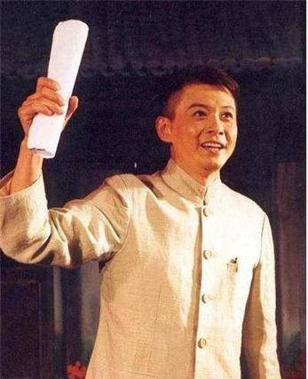 和董卿在一起6年,和倪萍是舞台搭档。56岁的程倩现在已经是冻男神了。