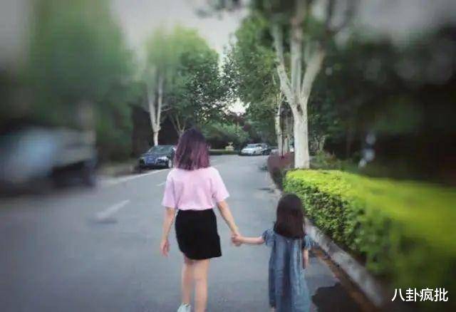 黄磊用心良苦！黄多多秀英文联健身，过度营销被吐槽！