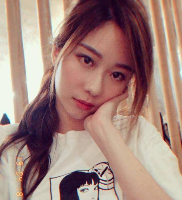 又一位男明星官宣结婚!出道棒棒糖发展画廊身价过亿,老婆长得像白冰。