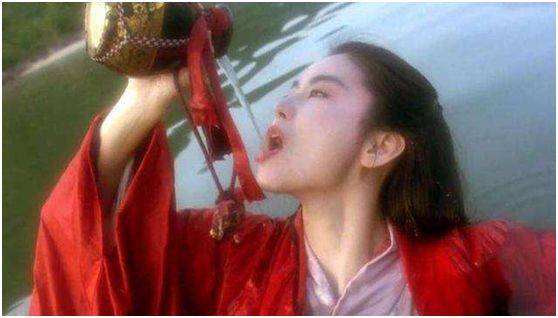 剧中四位女演员喝酒，杨幂逍遥，才美，赵喝茶？她：经典