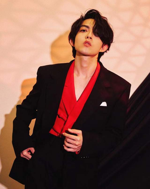 35岁的林宥嘉拍照帅气，下巴尖得像锋利的匕首。粉丝担心她太瘦不健康。