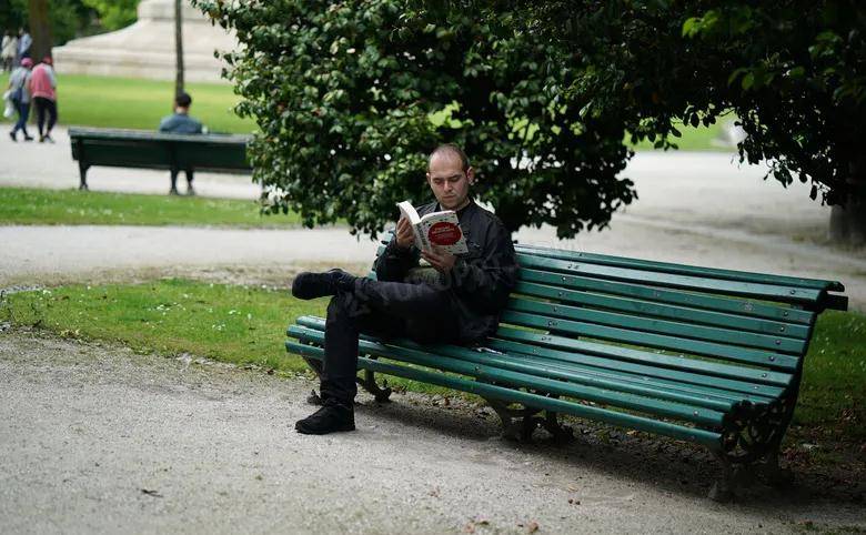 48岁的港星马浚伟获得了北京大学硕士学位:俗话说,活到老,学到老。有多少人能做到?