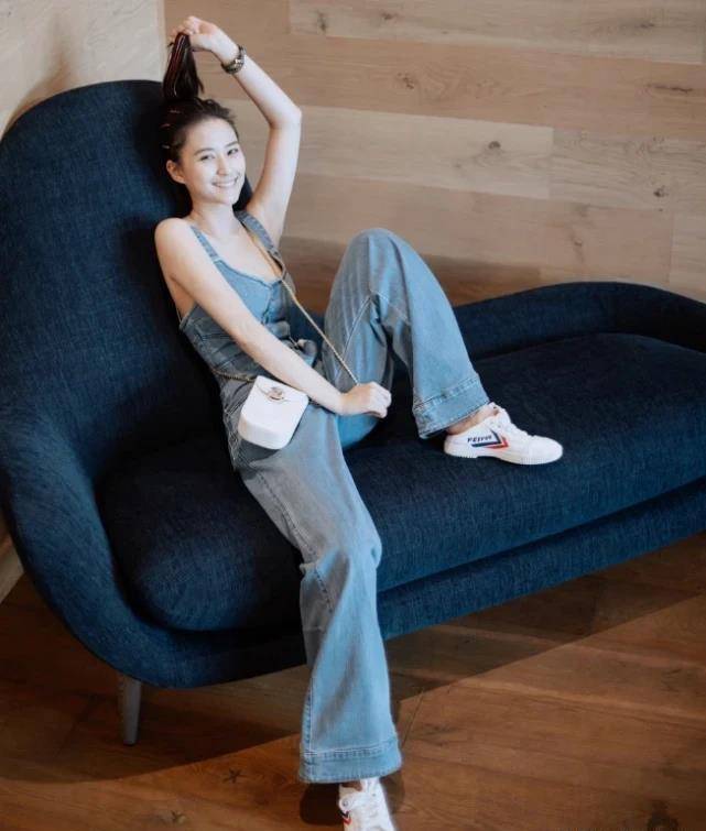 何超莲穿牛仔裤图片(何超莲个人资料身价)