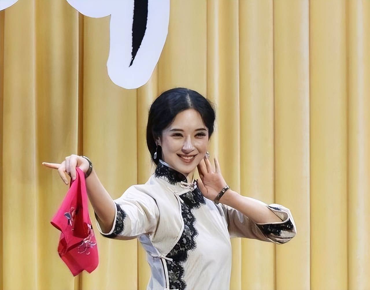 知名相声女演员半夜被“袭击”，卧室门被射成碎片，有明显弹孔。