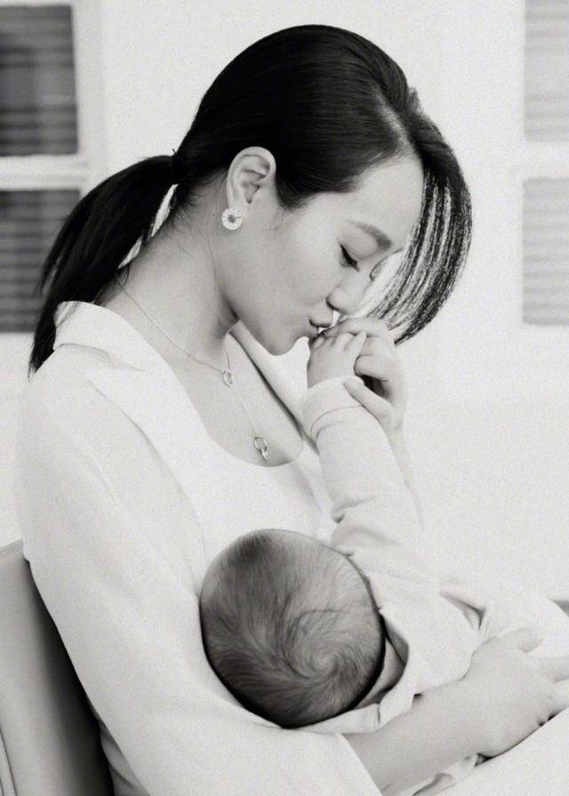 刘诗诗卷头发,丹妮喂奶,琼瑶和丈夫几十年的恩怨被写进了书里。