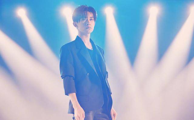 易烊千玺穿军装照片(易烊千玺黑衣照)