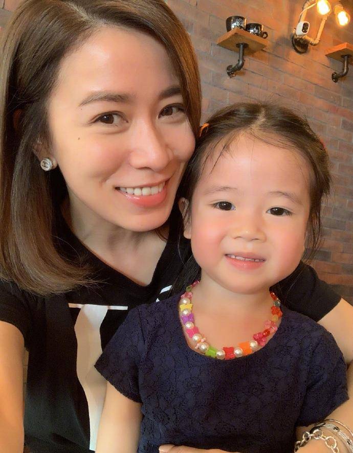 佘诗曼沐浴在阳光中庆祝女儿的生日。她的母爱溢于言表,她灿烂的笑容很美。