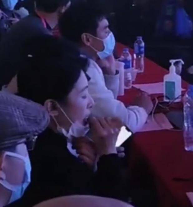 主持人周涛素颜曝光在电视上,细嫩的皮肤和疲惫的眼神,戴着口罩吃着薯片,超级可爱。