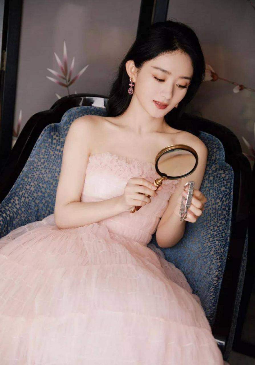 赵穿着粉色的纱裙,真的很漂亮,像是从画中走出来的美人。