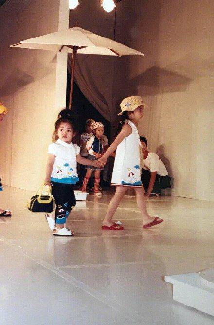 欧阳娜娜演出肩带脱(欧阳娜娜小时候走秀哭)